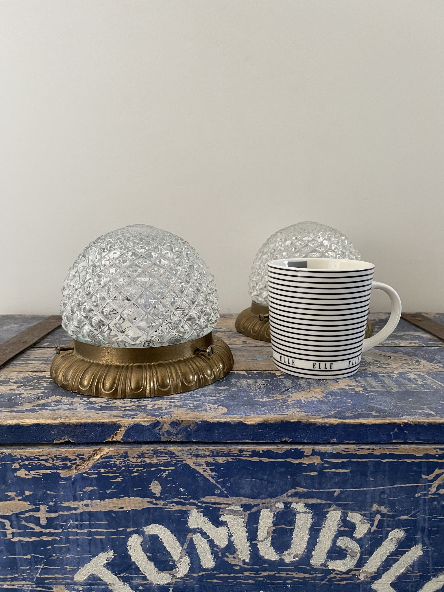 Lot de deux plafonniers ou appliques en laiton et verre