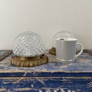 Lot de deux plafonniers ou appliques en laiton et verre