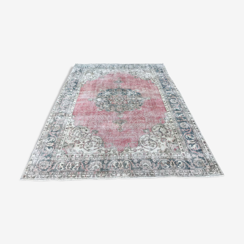 Pale pink rug with medallion