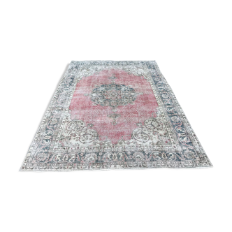 Pale pink rug with medallion