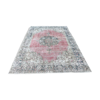 Tapis rose pâle avec médaillon