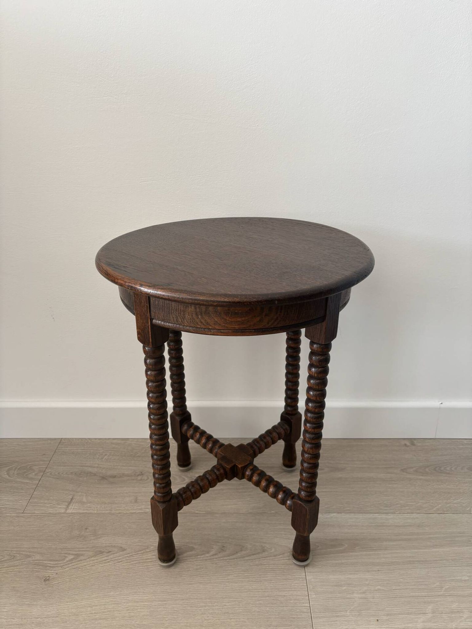 Petit guéridon vintage en bois tourné, table d’appoint ronde en bois