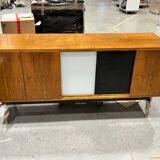 Buffet long moderniste des années 1970.