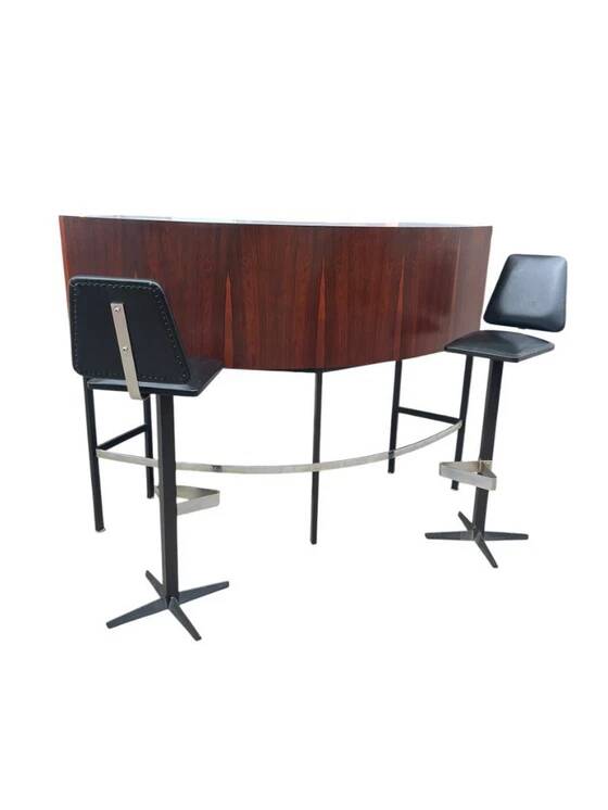 Bar en palissandre du milieu du XXe siècle avec tabourets de bar