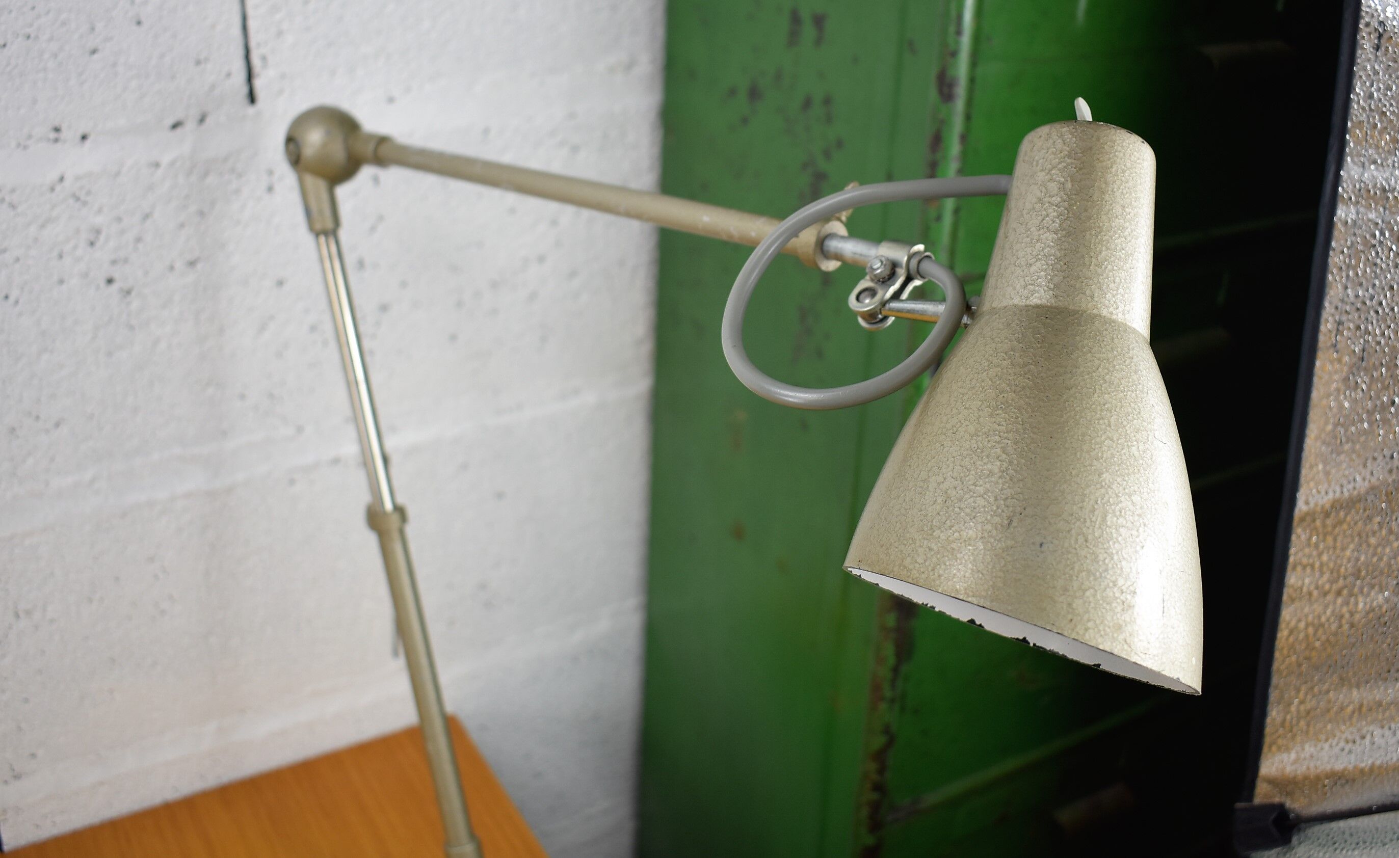 Lumina vintage industrial lamp.