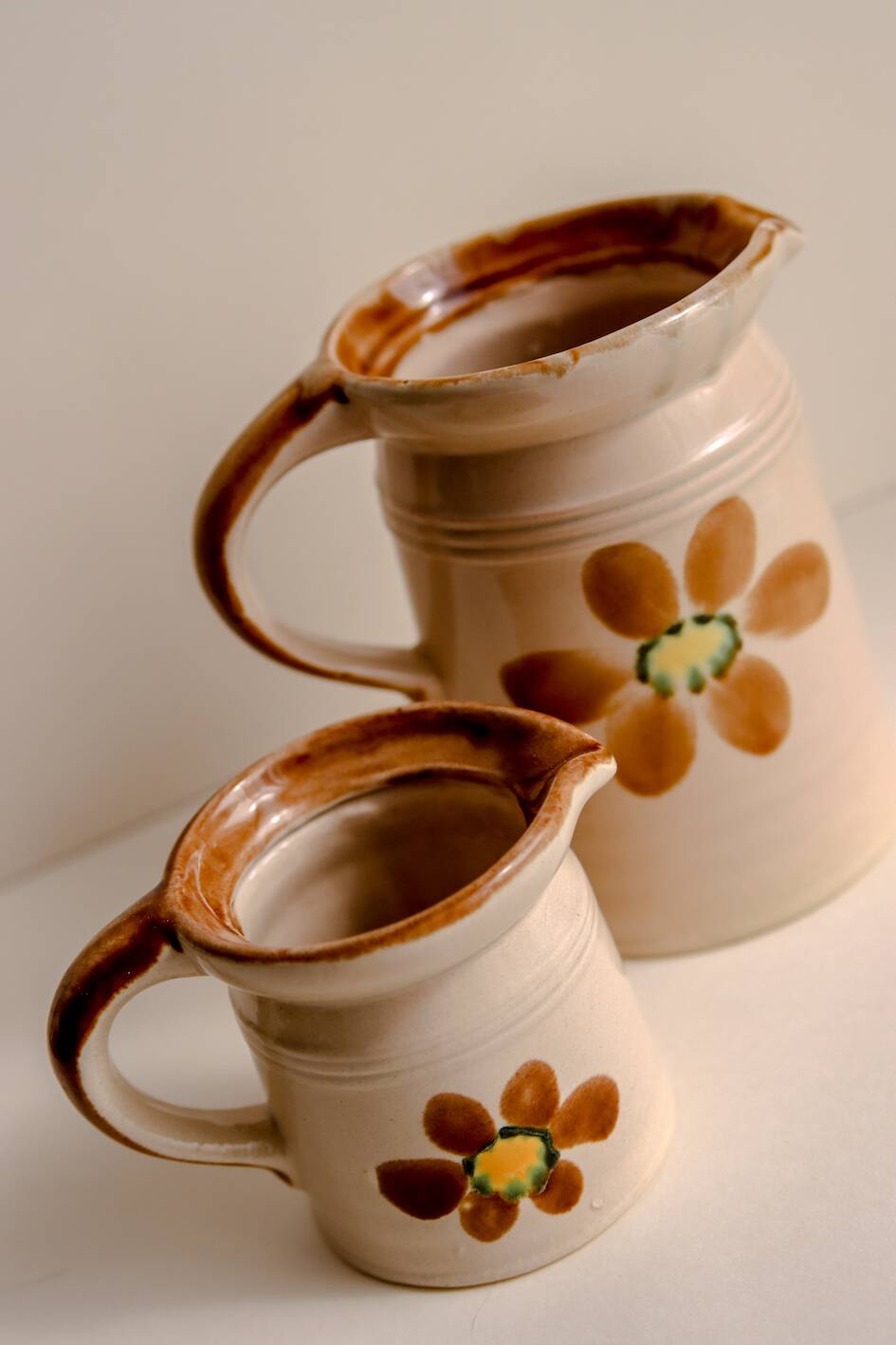 Set of 2 ceramic pitchers