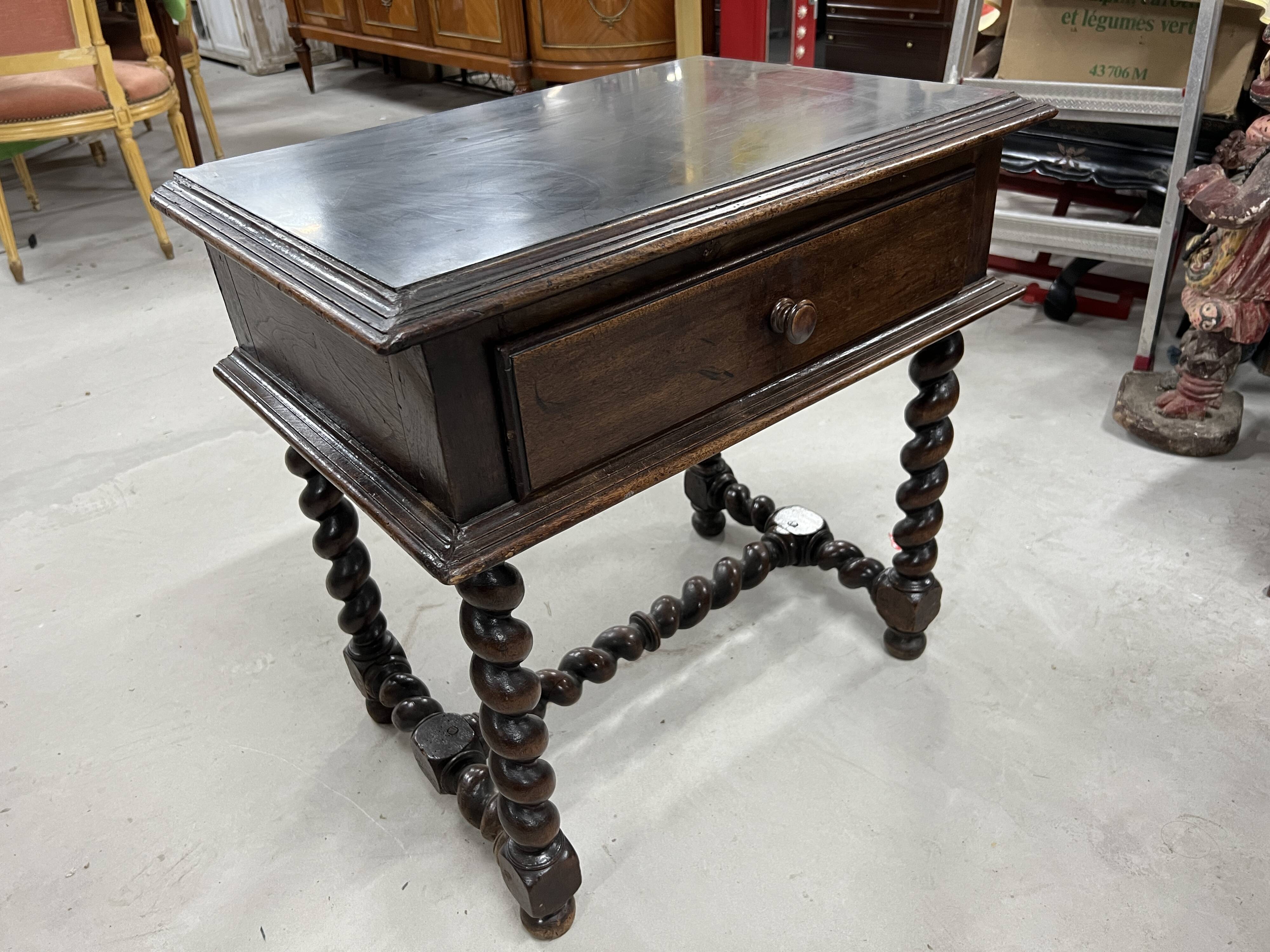 Table d'appoint à pieds torsadés