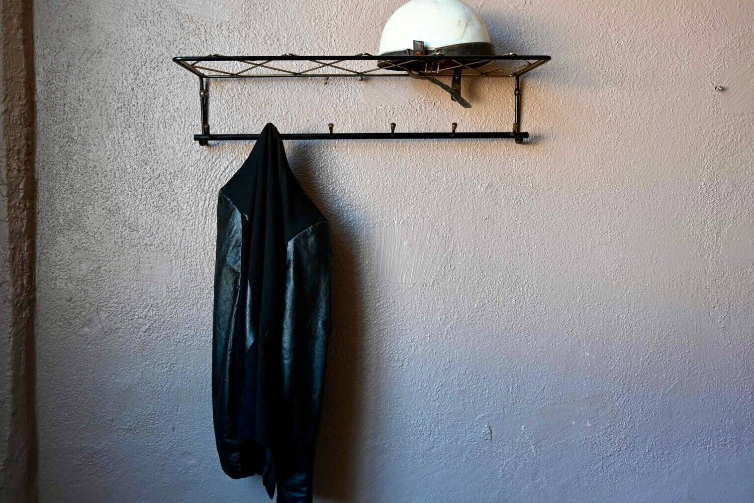Vintage retro wall coat rack – Black metal & brass Mid-Century design
