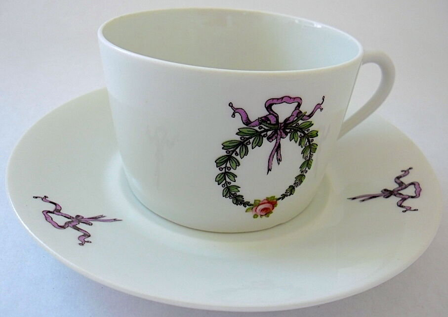 Suite de six tasses à thé et leurs sous-tasses en porcelaine par Singer, Limoges