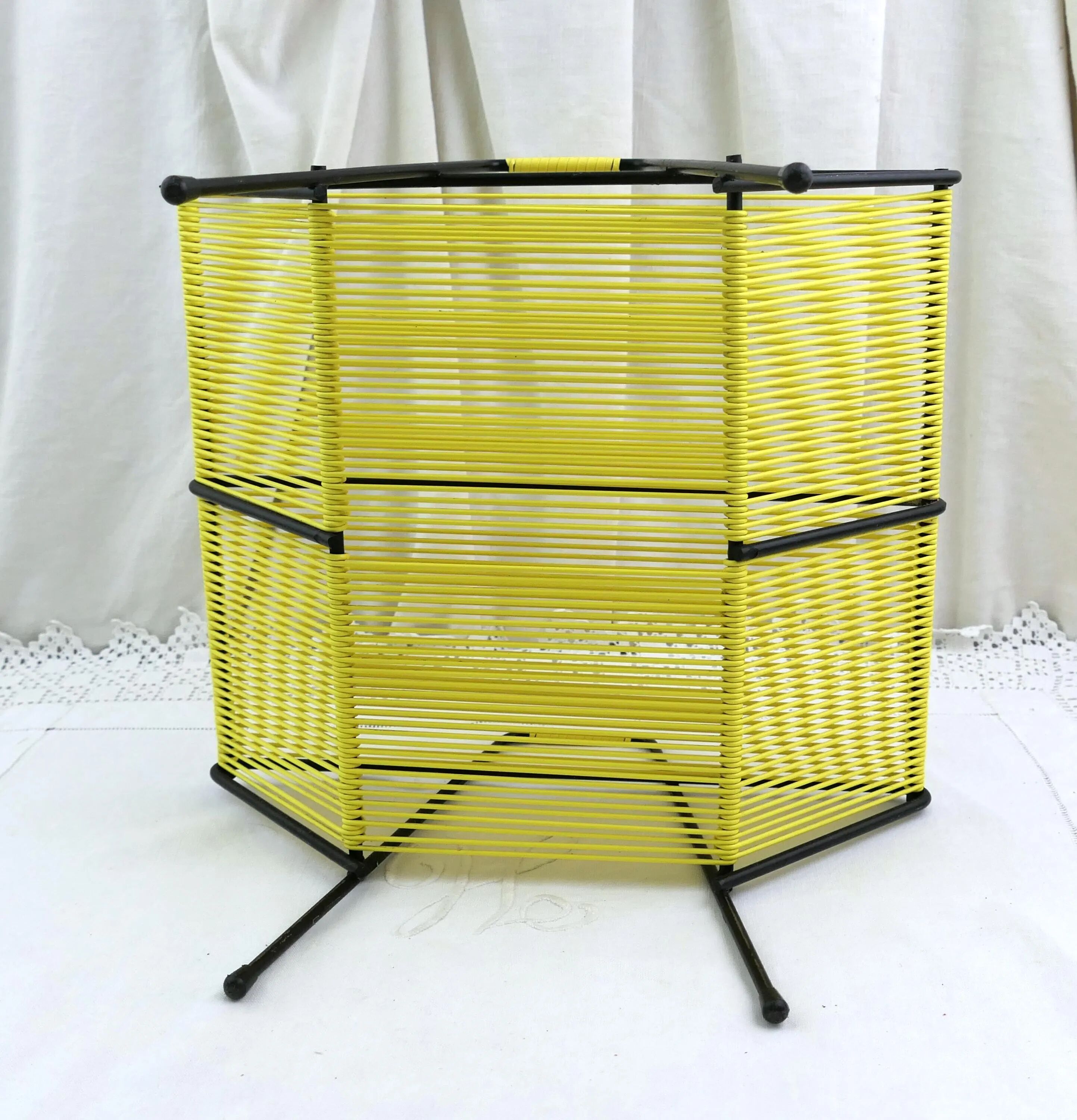 Porte-disques portable vintage, style français moderne du milieu du siècle, avec cordon en vinyle jaune vif, accessoire hi-fi rétro MCM pour le rangement, centre musical