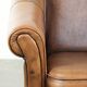 Fauteuil en peau de mouton magnifiquement conçu et confortable, avec un look intemporel et une finition de passepoil assortie.