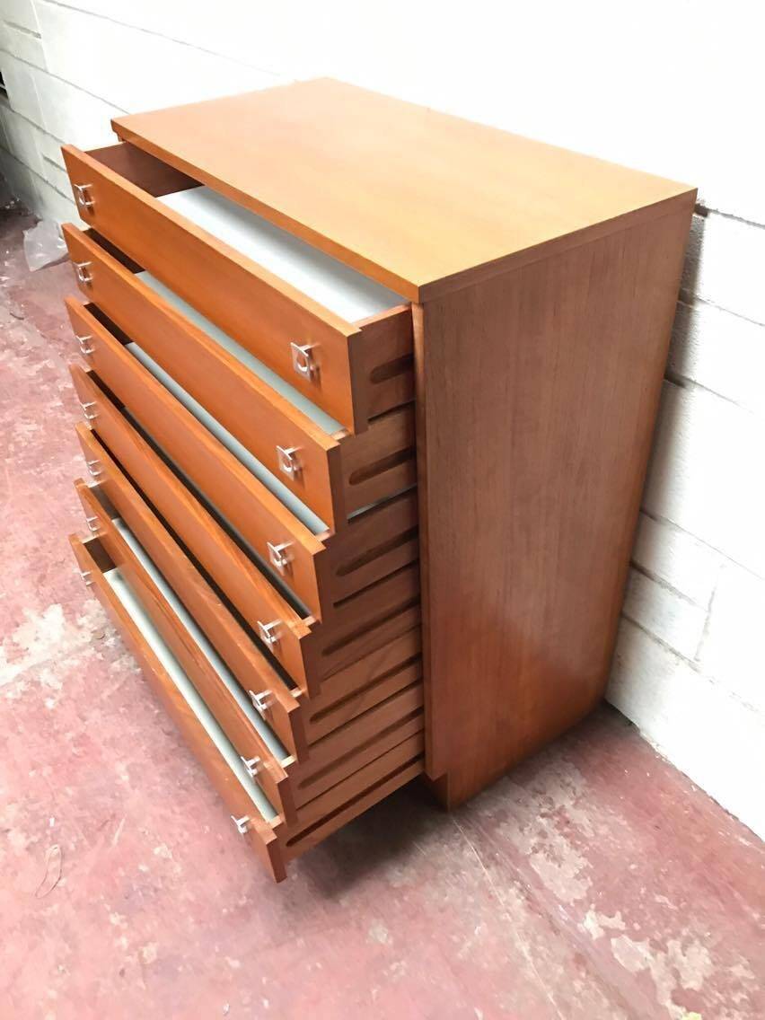 Brown teak Mid-Century chest of drawers with 7 drawers from the 1960s, sleek lines, discreet base.