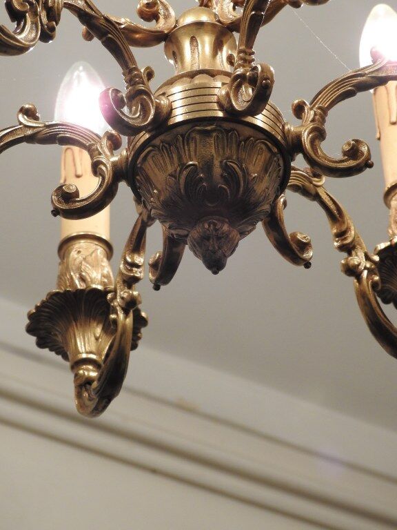 Lustre en bronze ciselé doré à six bras.