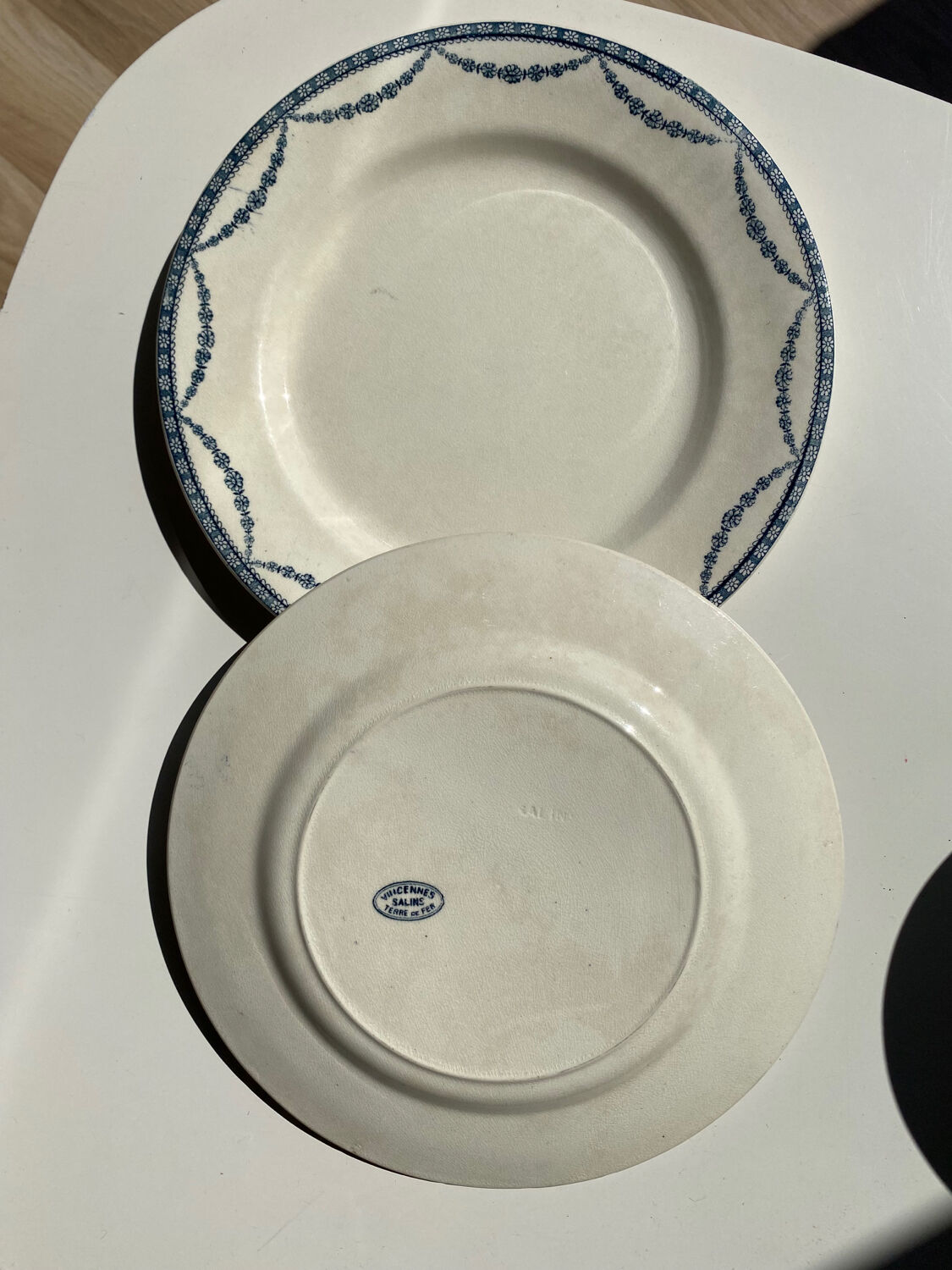 2 assiettes terre de fer Modèle Vincennes manufacture Salins