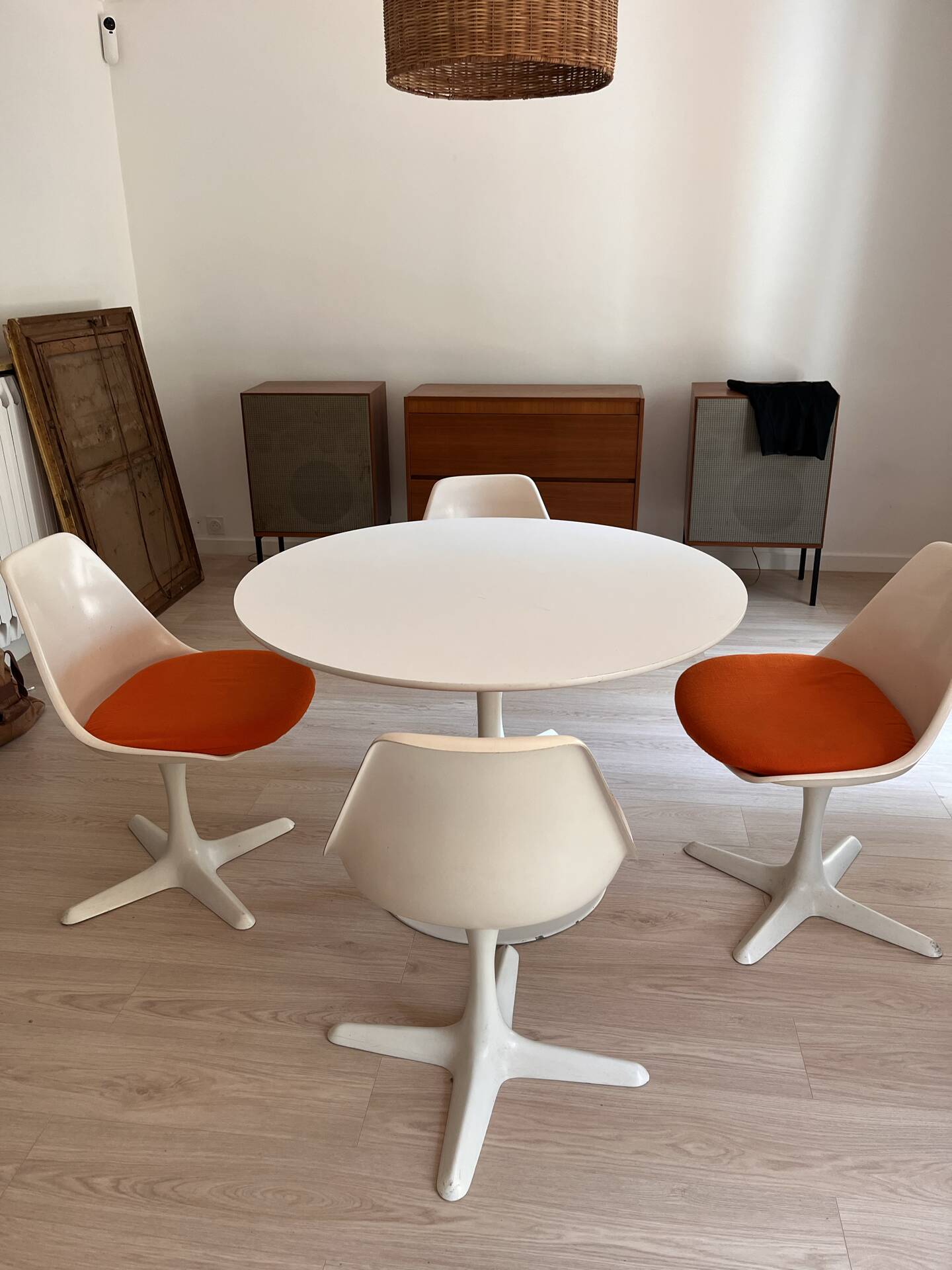 Tulipe Arkana table by Knoll and its 4 chairs