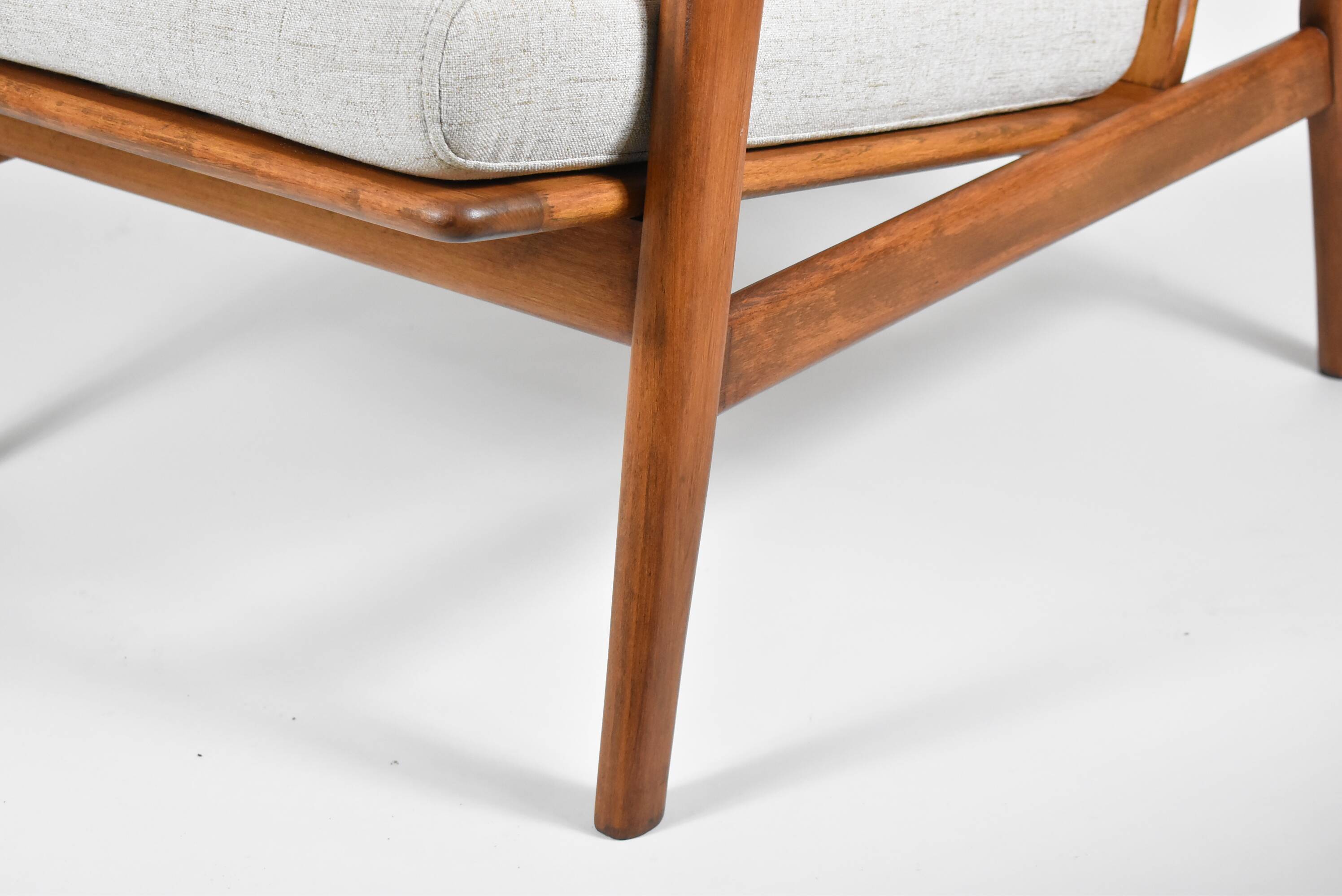 Fauteuil scandinave restauré avec repos-pieds, icône des années 60, tissu marron, teck
