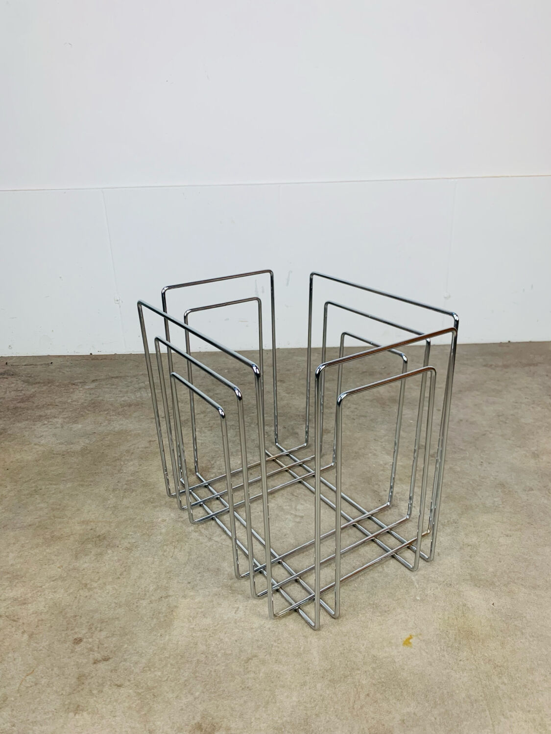 Chrome metal magazine rack by Willy Glaeser for TMP, 1980s.