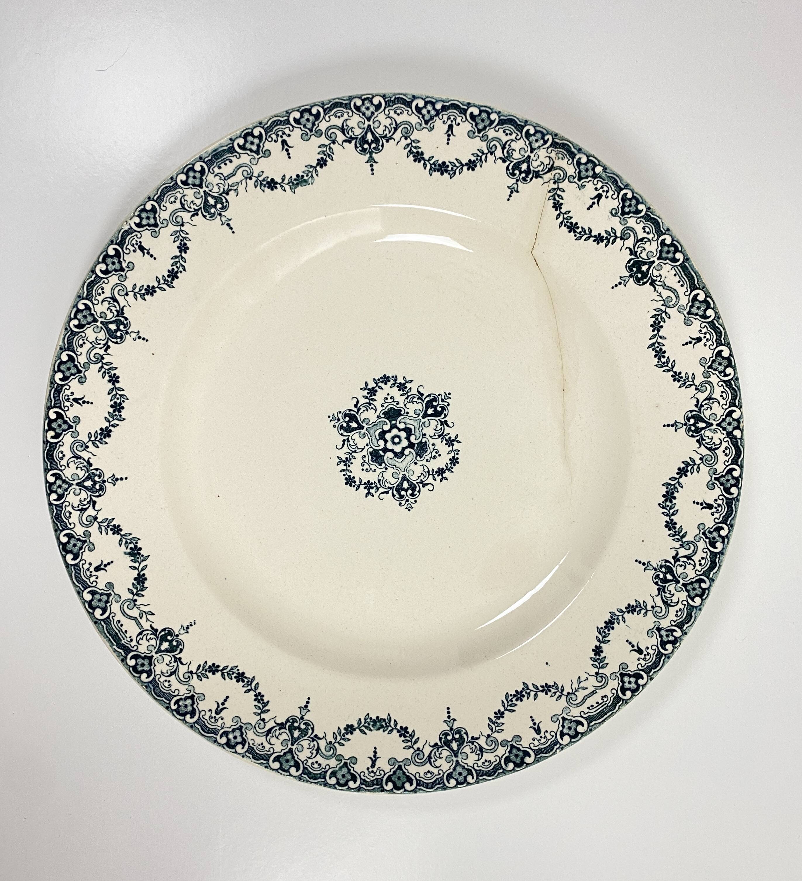 Lot of Plate, Platter, Ramier and Soup Tureen, Iron Earth, "Excelsior" service, E. Bourgeois, late 19th century