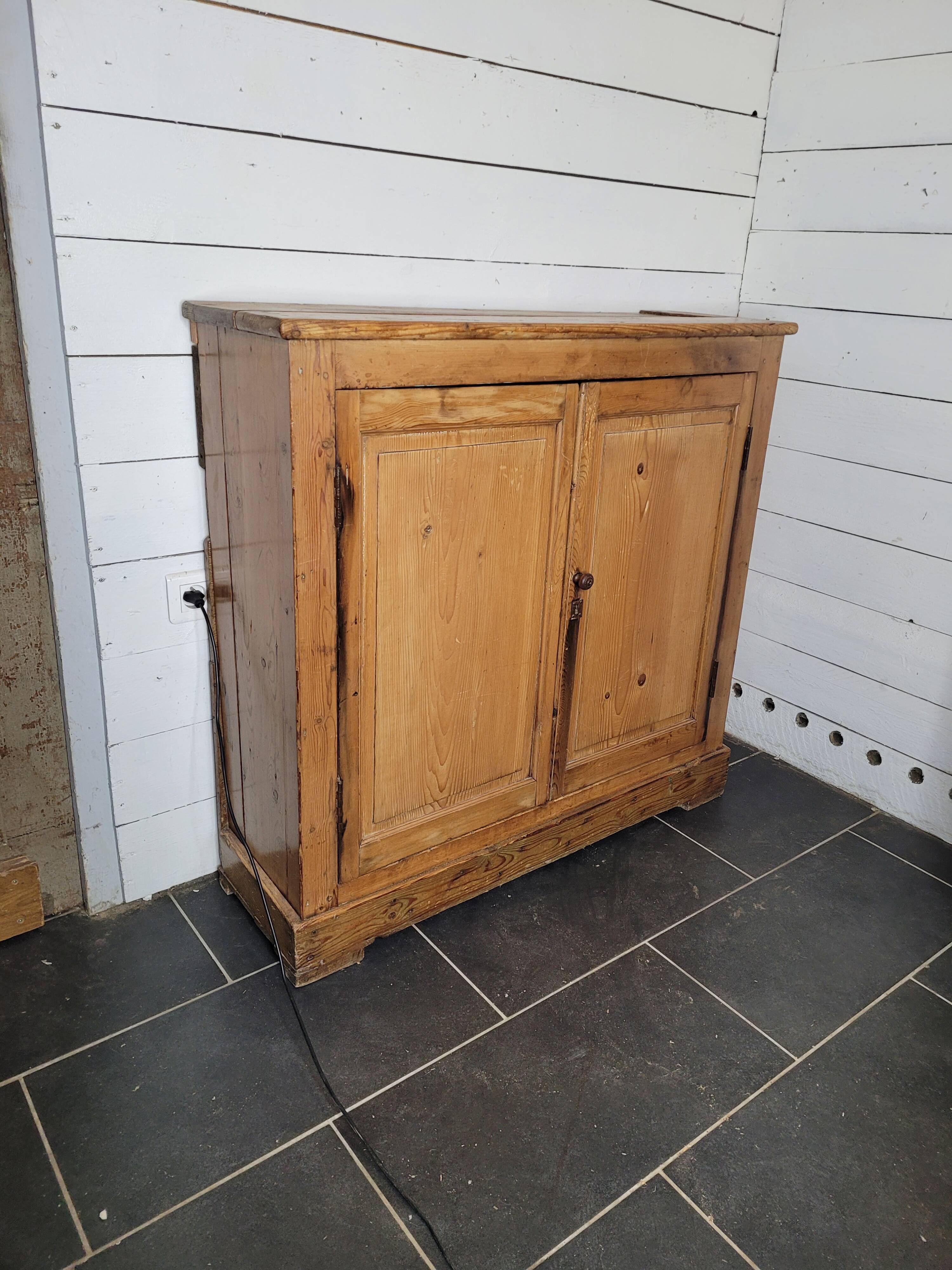 Old 2-door fir sideboard, 104×31cms