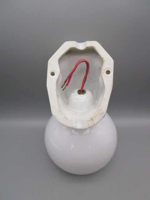 Old art deco wall lamp in opaline and porcelain