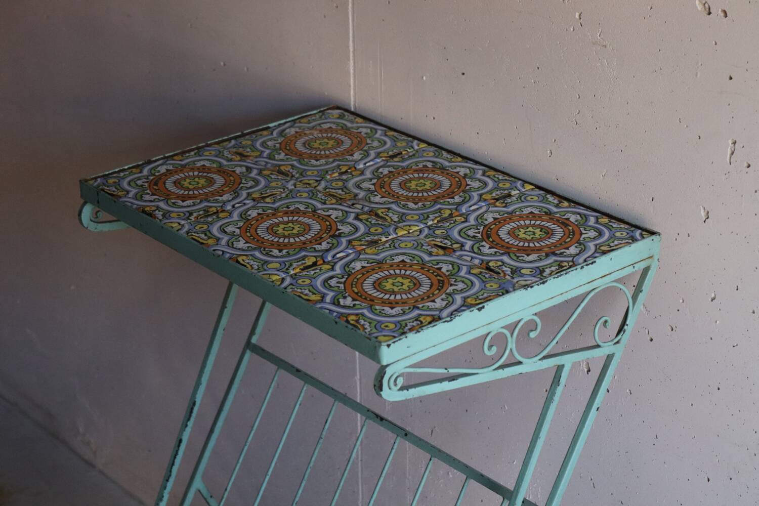 Metal plant stand with tiled top – 6 antique tiles