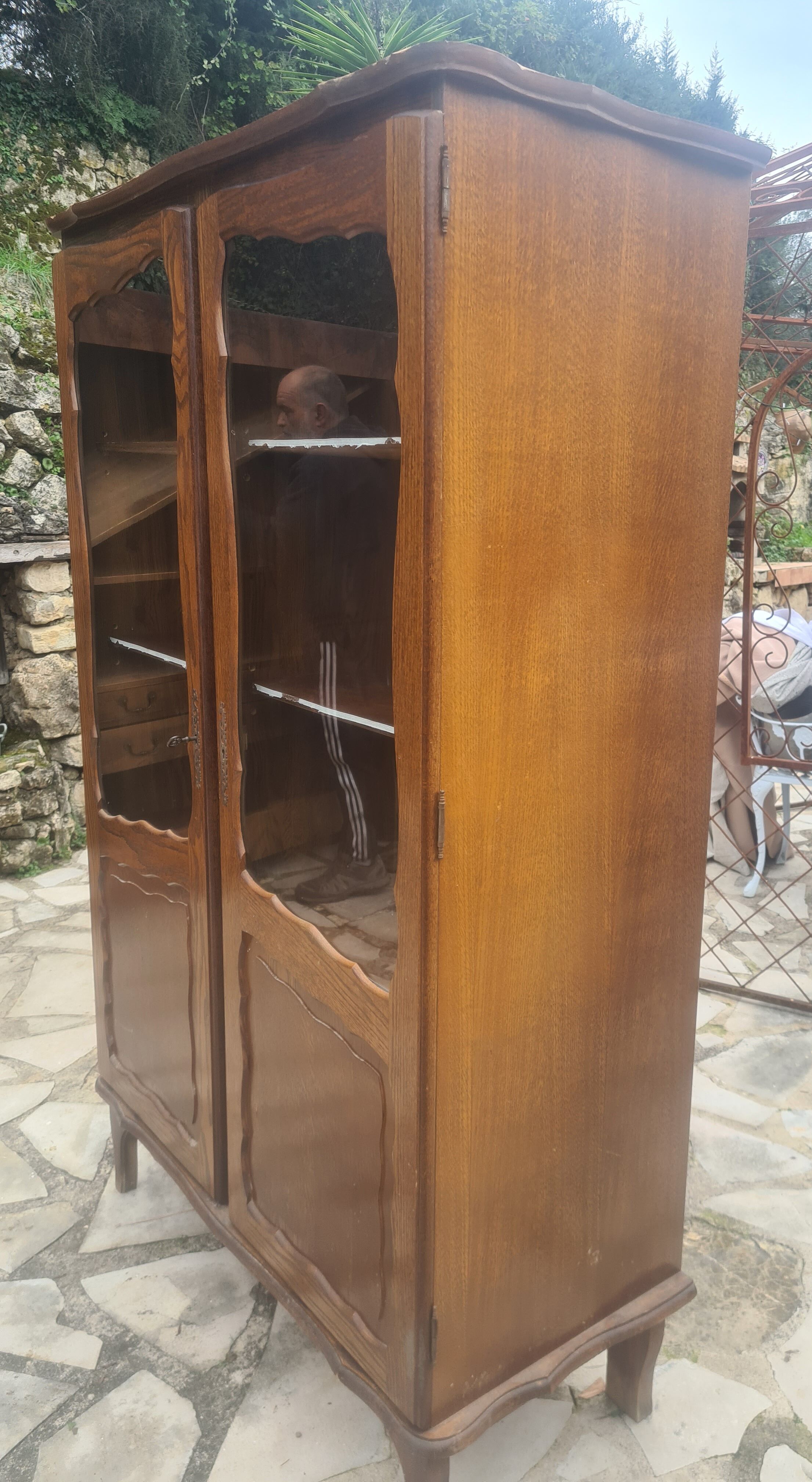 Armoire avec portes vitrées