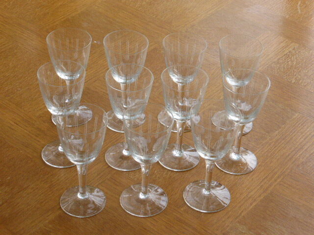 11 verres ciselés modèle gouttes, art deco, verres à cidre anciens