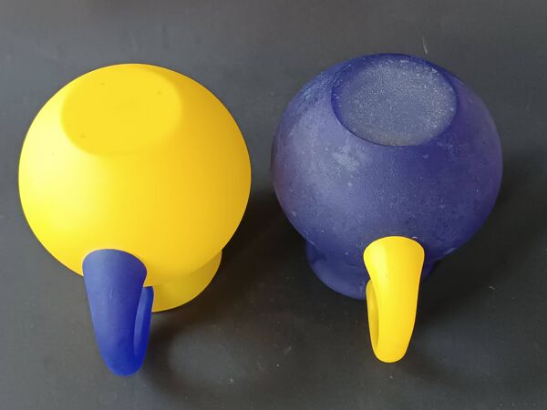 2 pichets en verre jaune et bleu, 1990