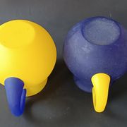 2 pichets en verre jaune et bleu, 1990