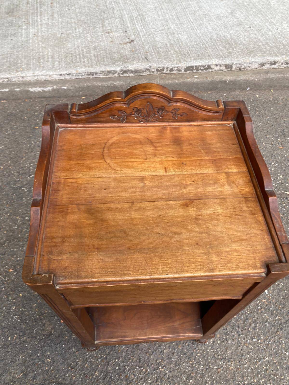 Table de chevet Louis XV en chêne massif 1920
