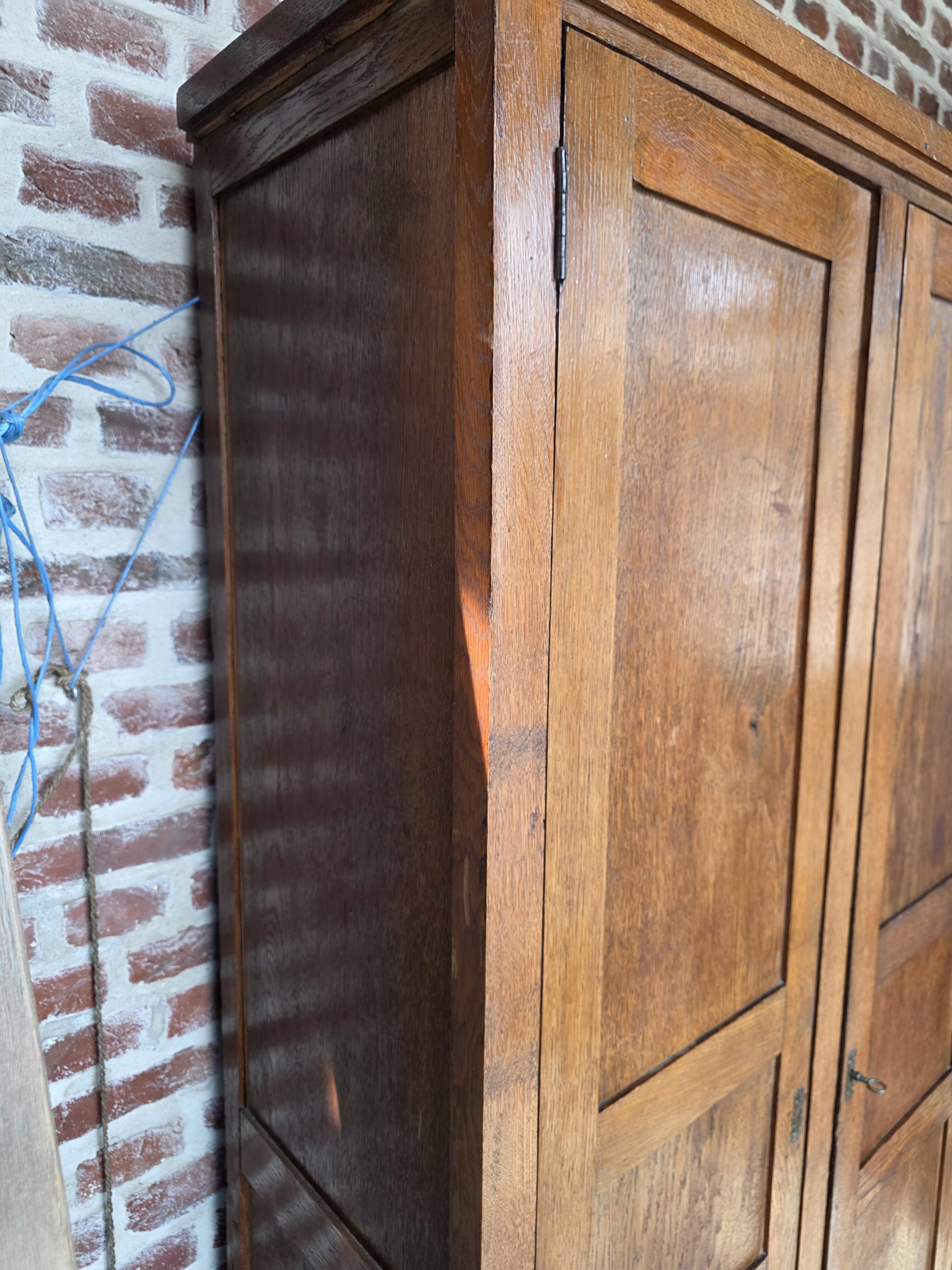 Armoire parisienne ancienne en chêne