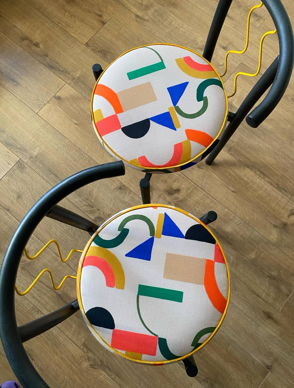Metal tubular chairs Memphis 1980s