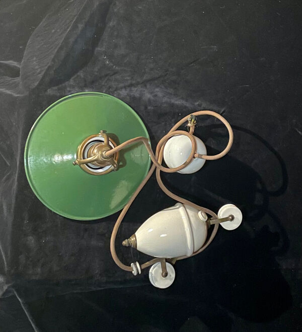 Suspension ancienne avec contre-poids, abat-jour en métal et porcelaine