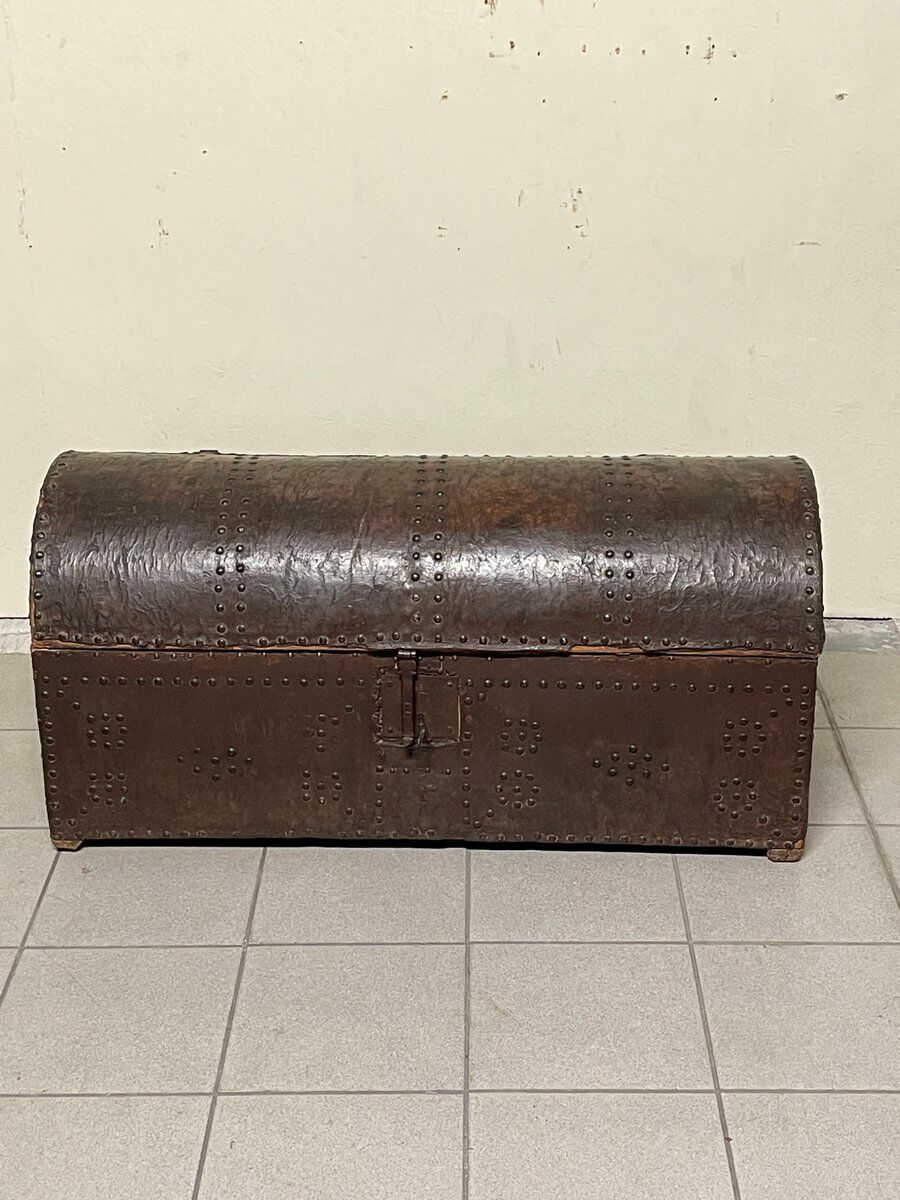 Antico baule da viaggio con borchie, XVIII-XIX secolo