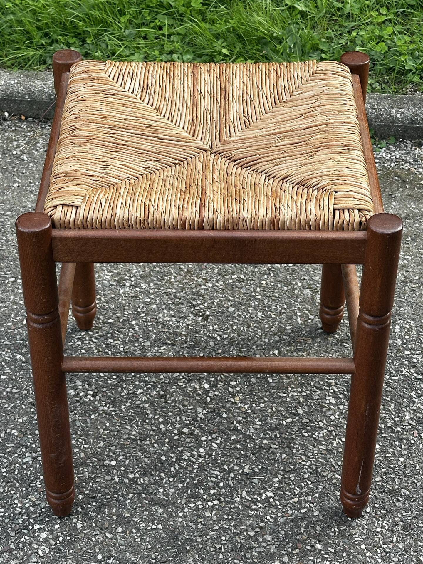 Paire de tabourets années 50 en bois et assise paillée