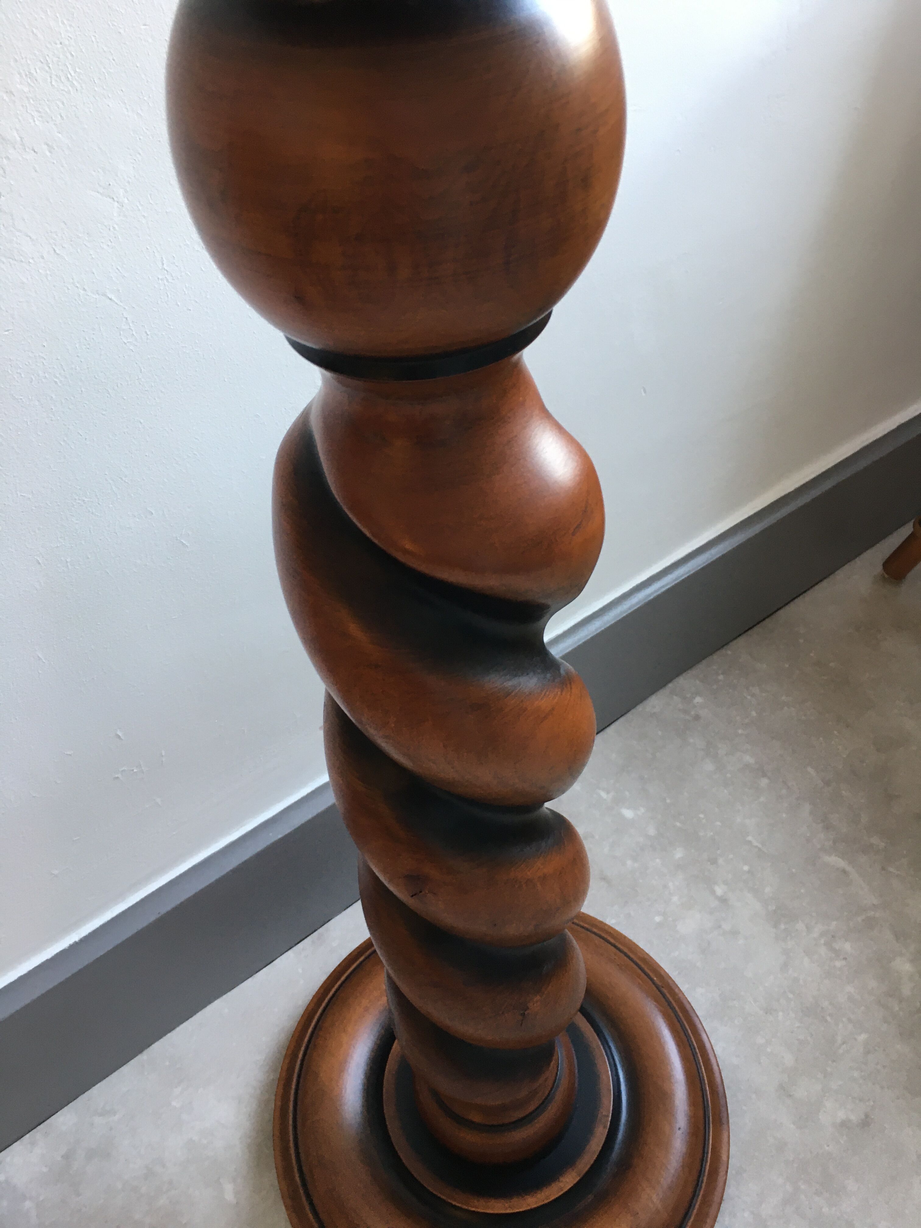 Style press screw side table