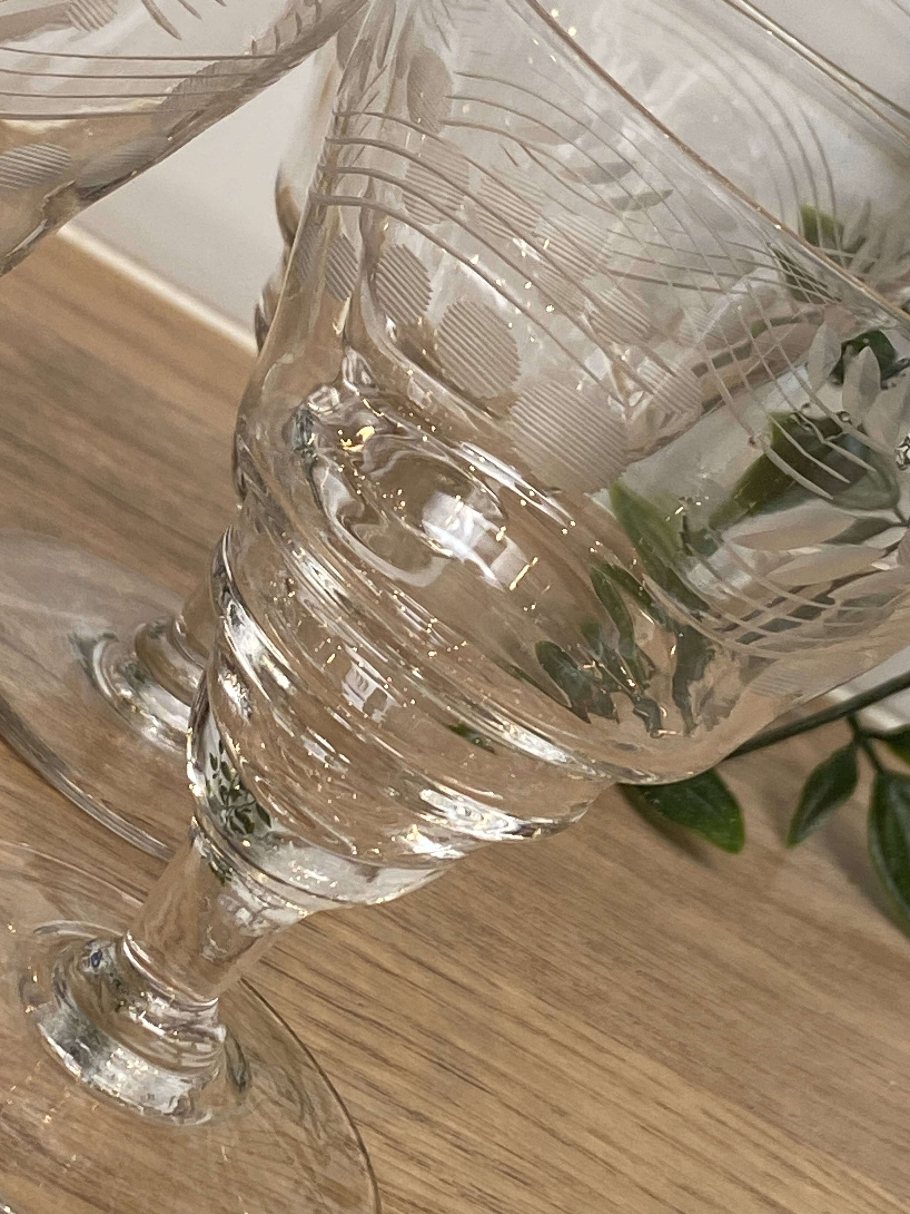 Set of 4 wine glasses on short stem