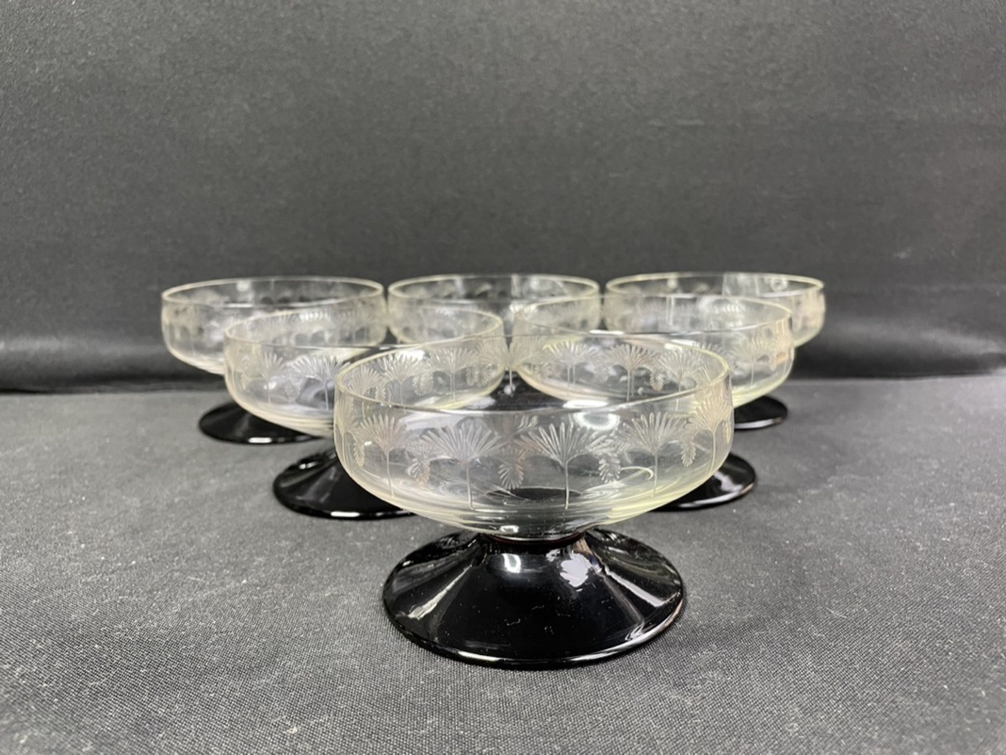 6 coupes à champagne ½ cristal guilloché pied coloré