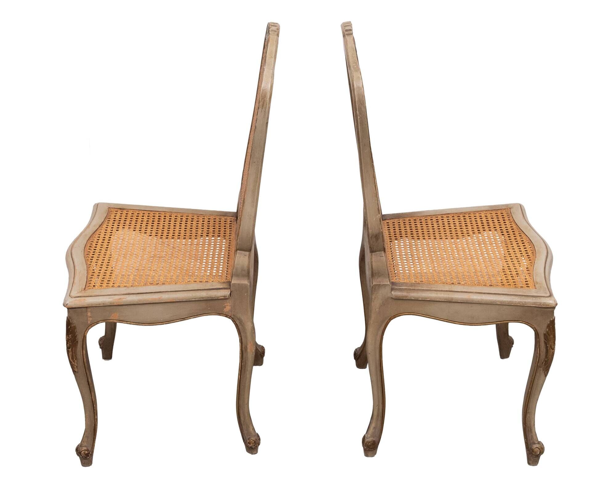Paire de chaises d'appoint en canne de style Louis XV peintes en or et vert.