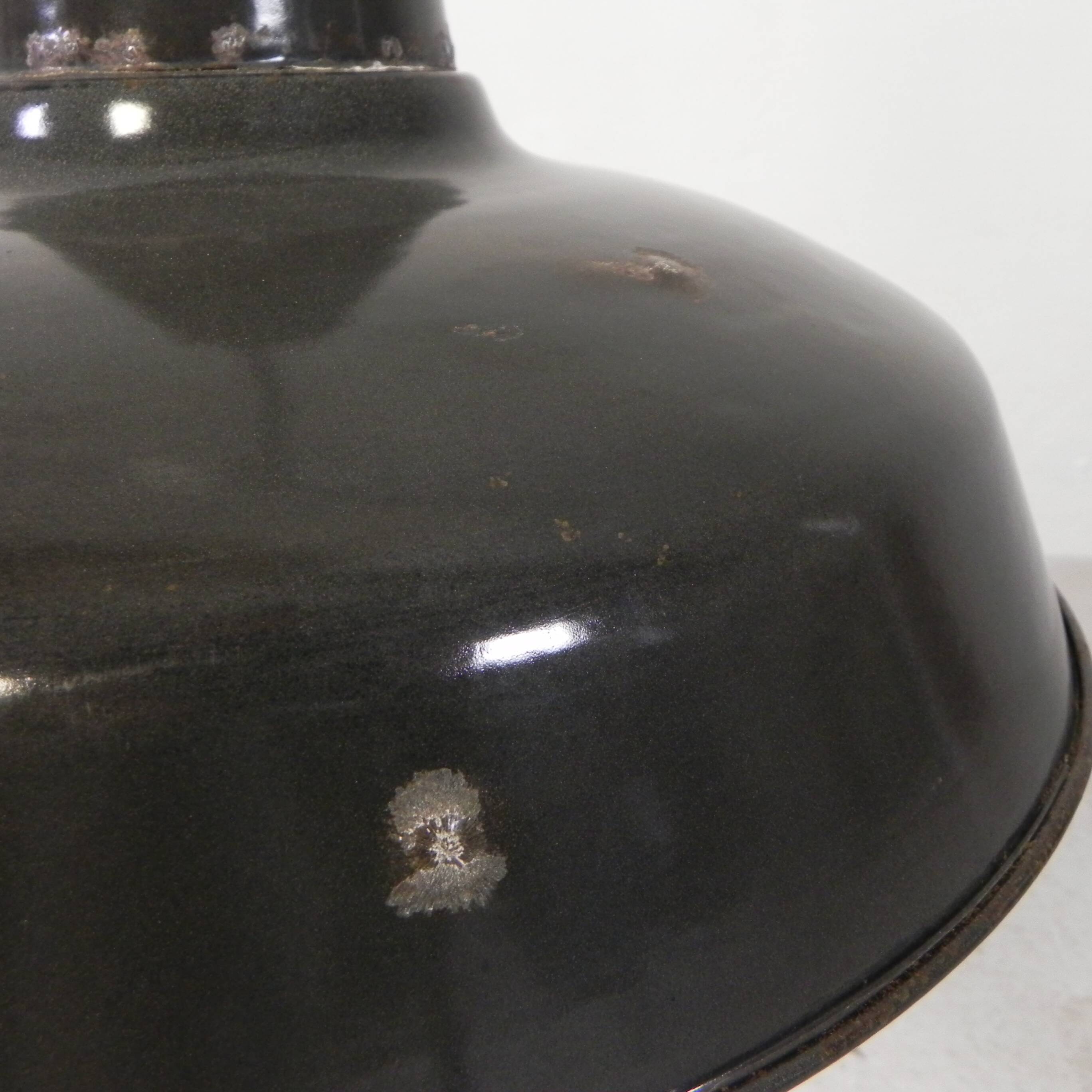 Industrial hanging lamp with enamelled steel shade