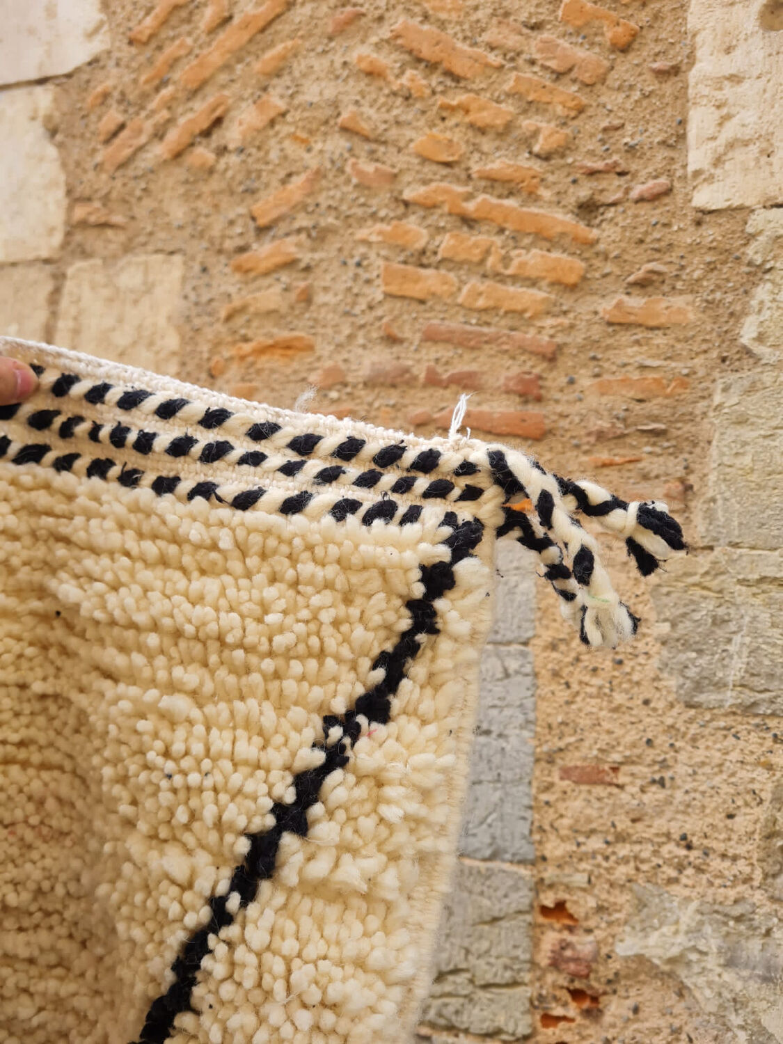 Berber wool carpet with black diamond 110x140cm