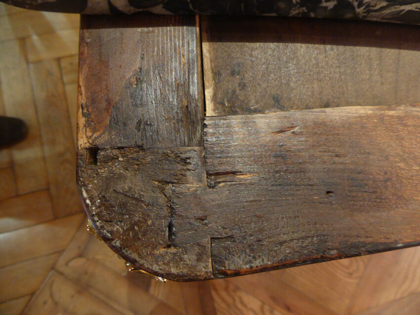 Flowers 18th century marquetry curved Dresser