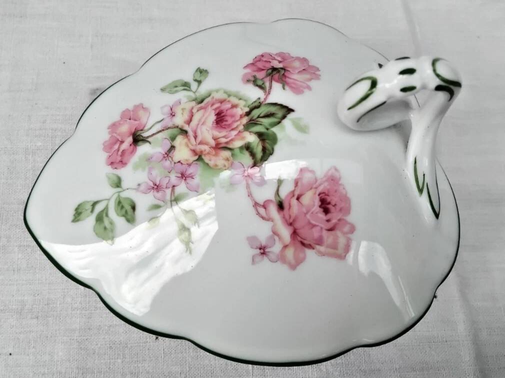 Sugar bowl with its lid in Limoges porcelain by Bernardaud.