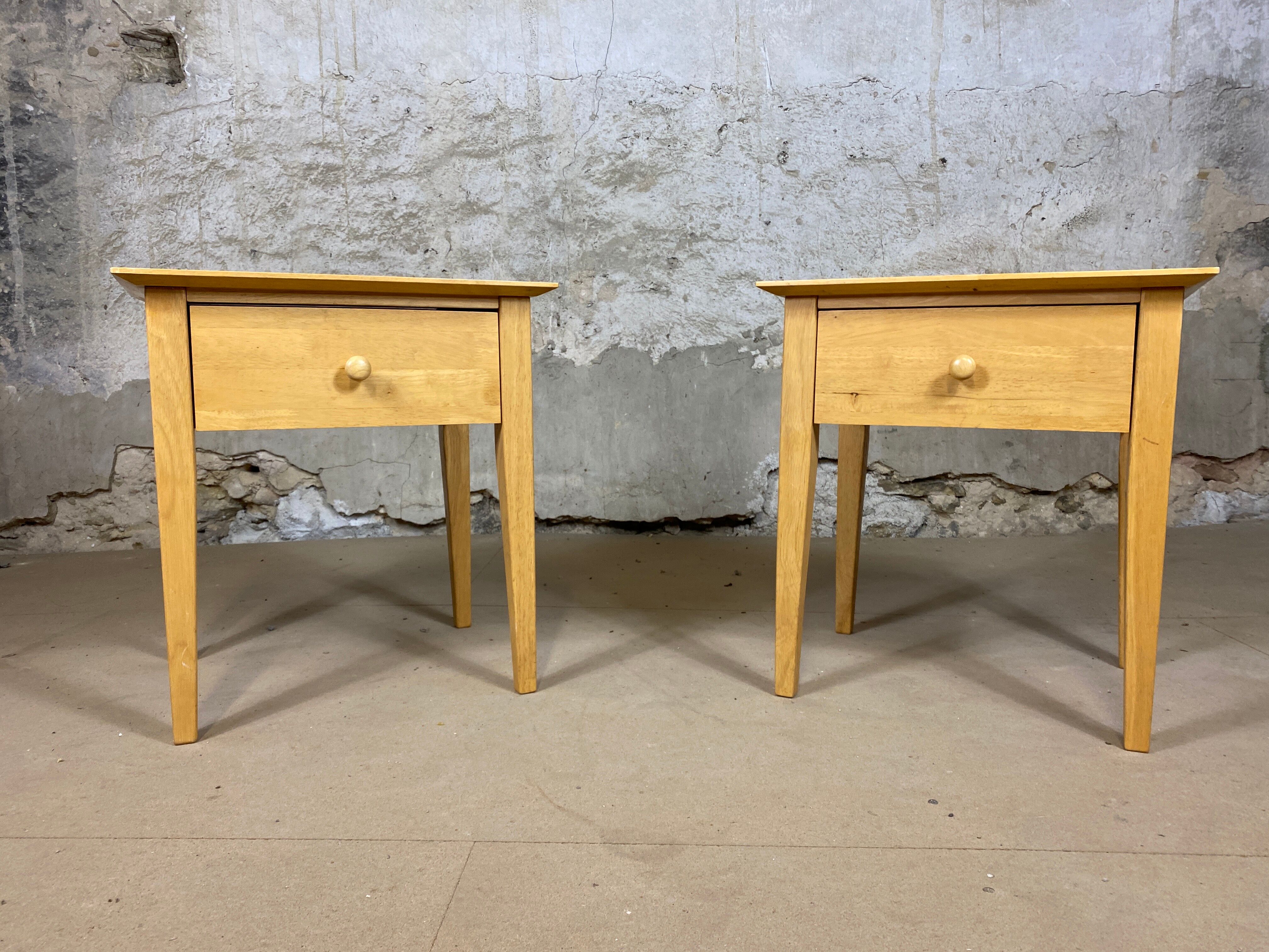 Paire de chevets en bois clair