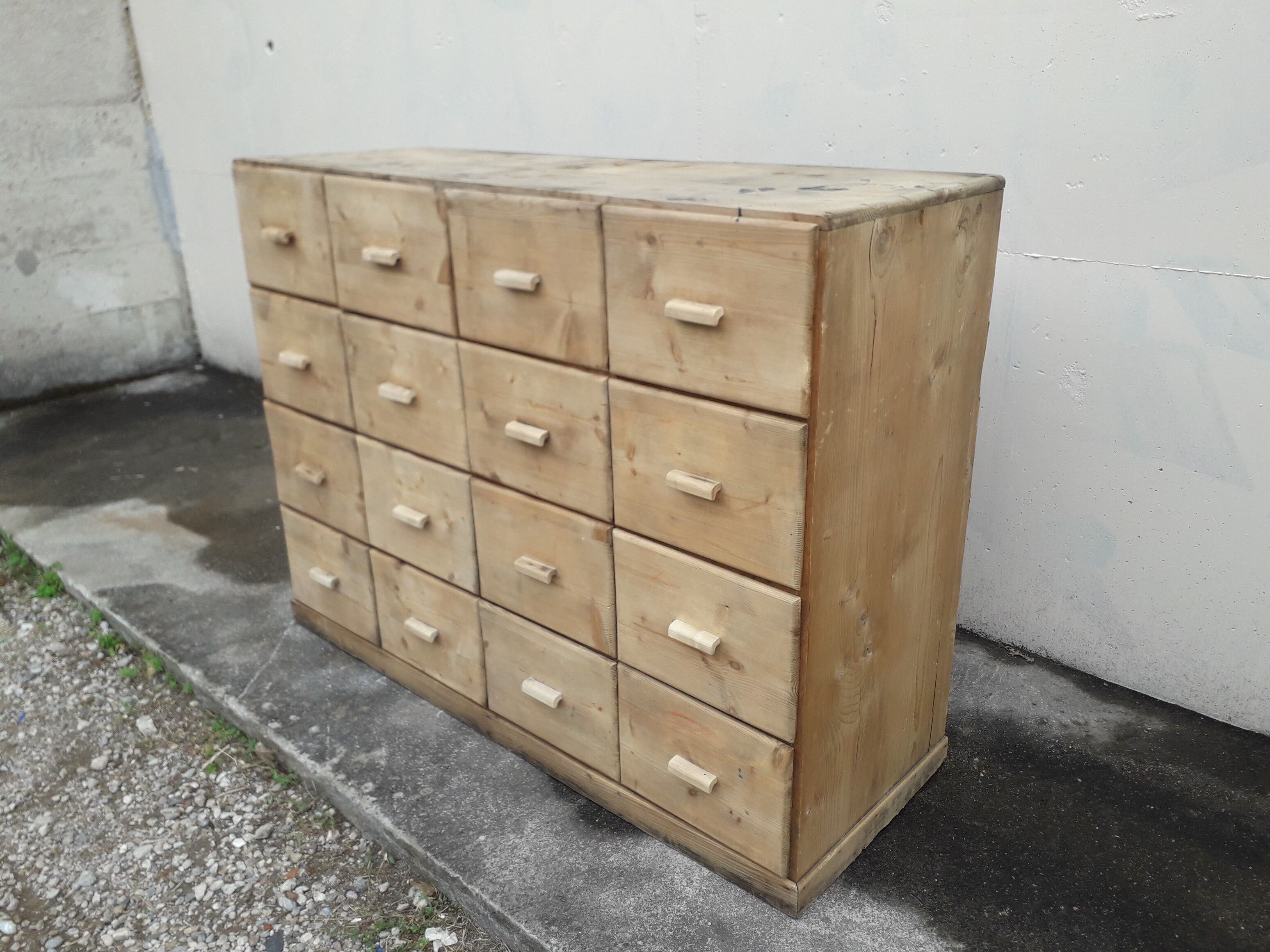 Trade cabinet with drawers