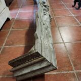 Fronton en bois sculpté
