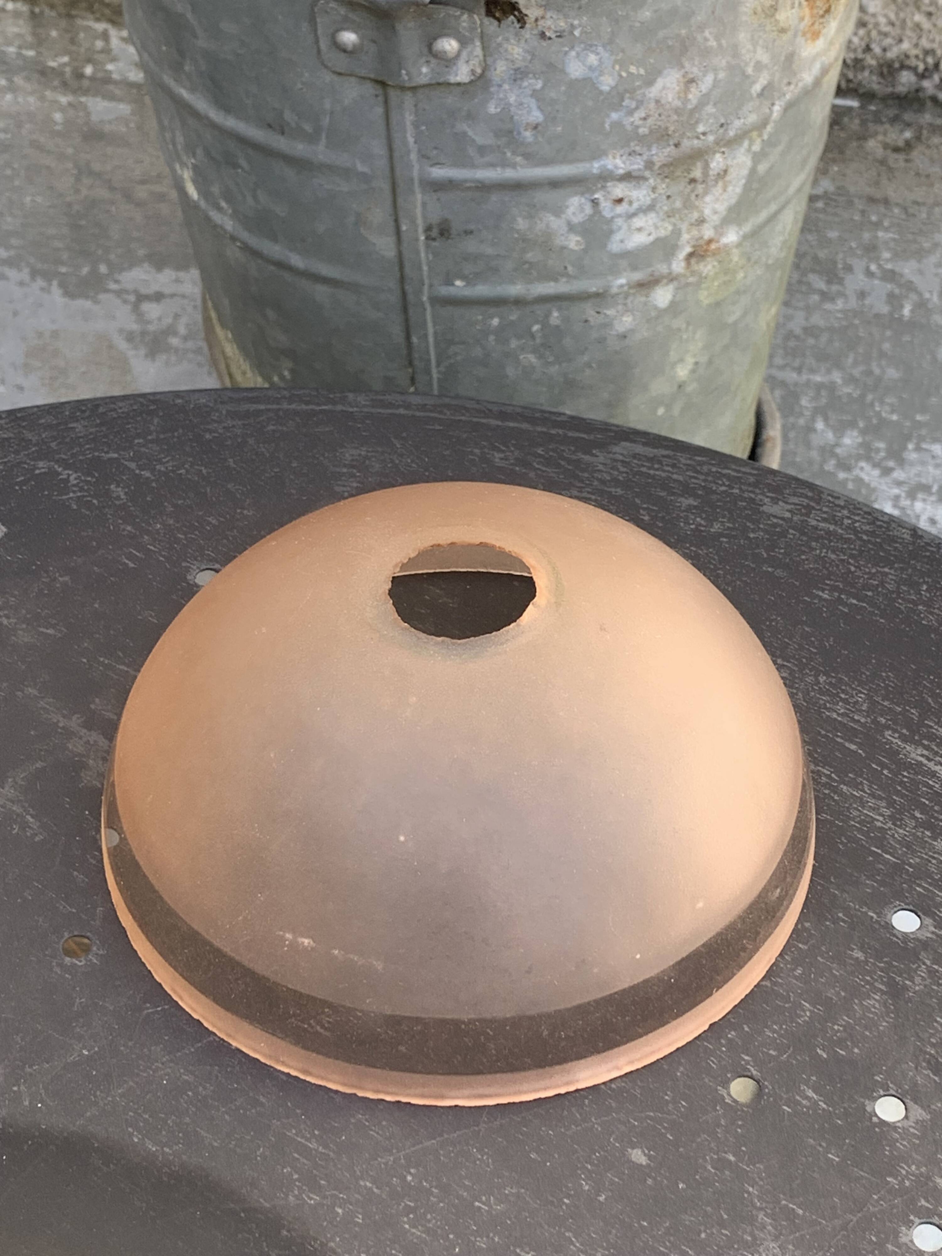 Globe coupole, en verre dépoli et verre transparent rose, Art Déco