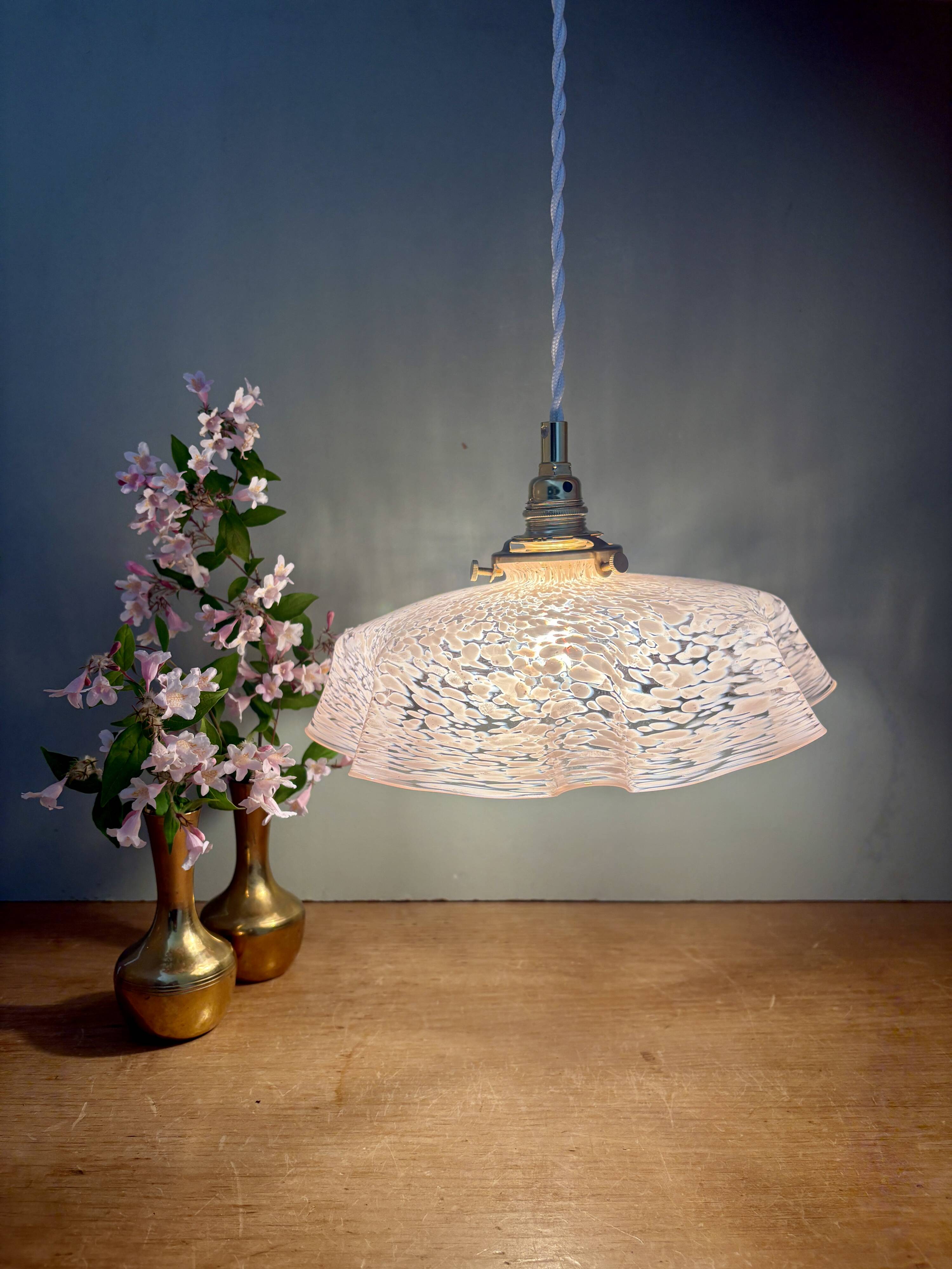 Suspension, abat-jour ancien en verre de Clichy rose