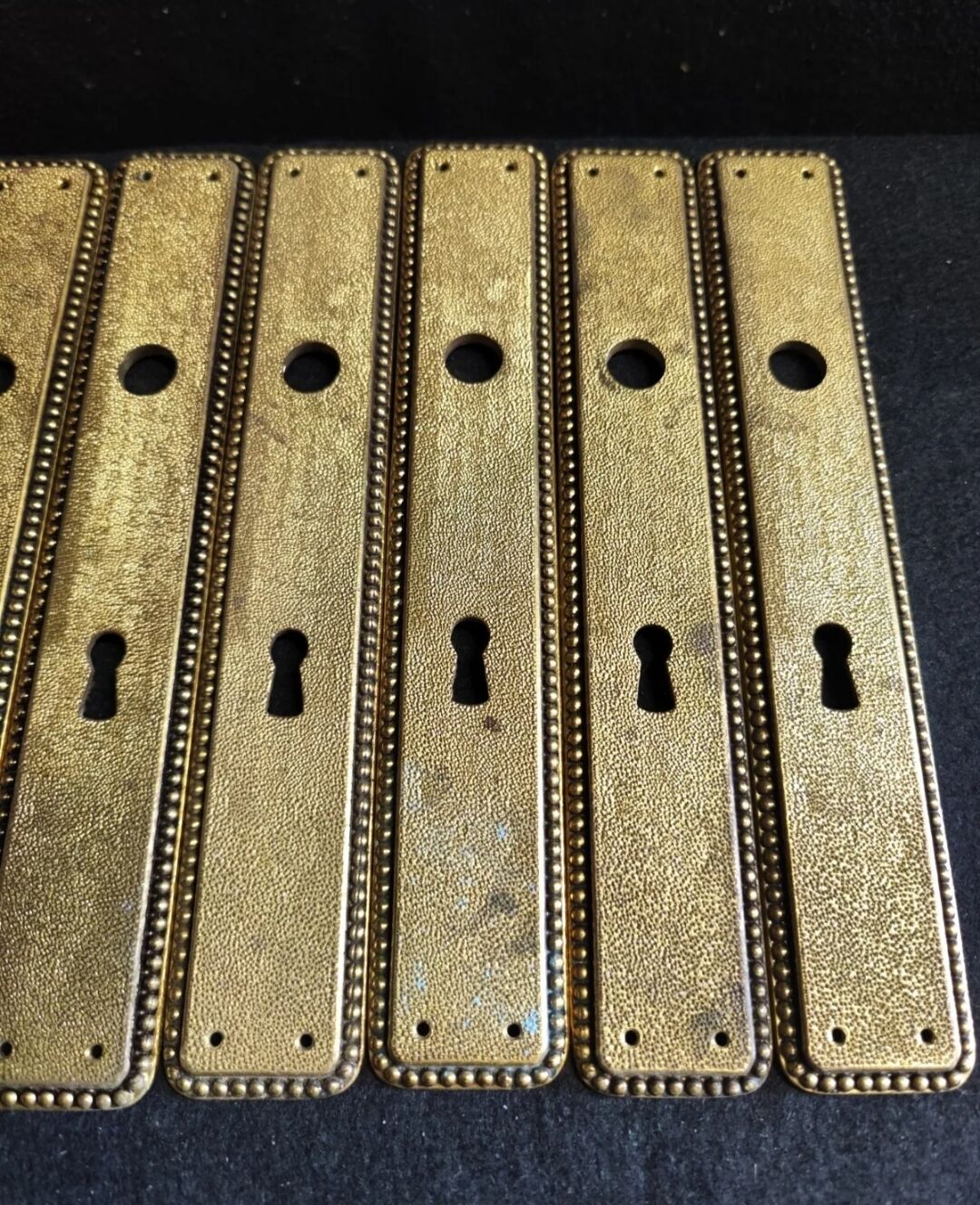 Set of 8 old cleanliness plate beaded decoration in gilded bronze or brass