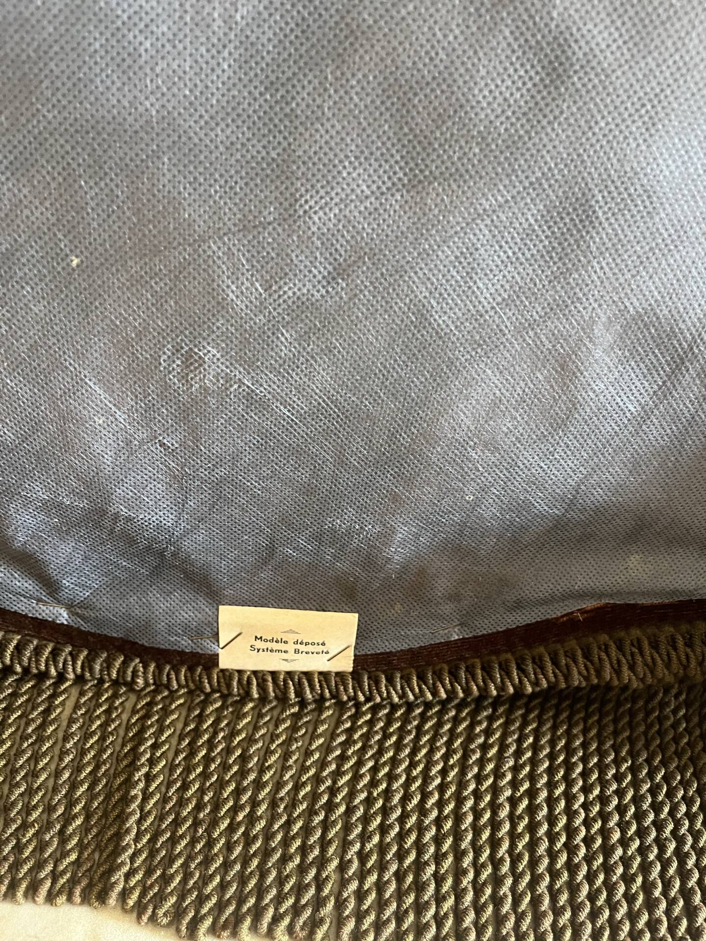 Paire de fauteuils crapaud vintage en velours brun tabac à franges